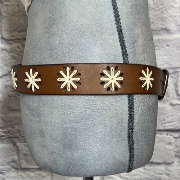 Black Leather Belt with Classic Buckle - Picture 2 of 8